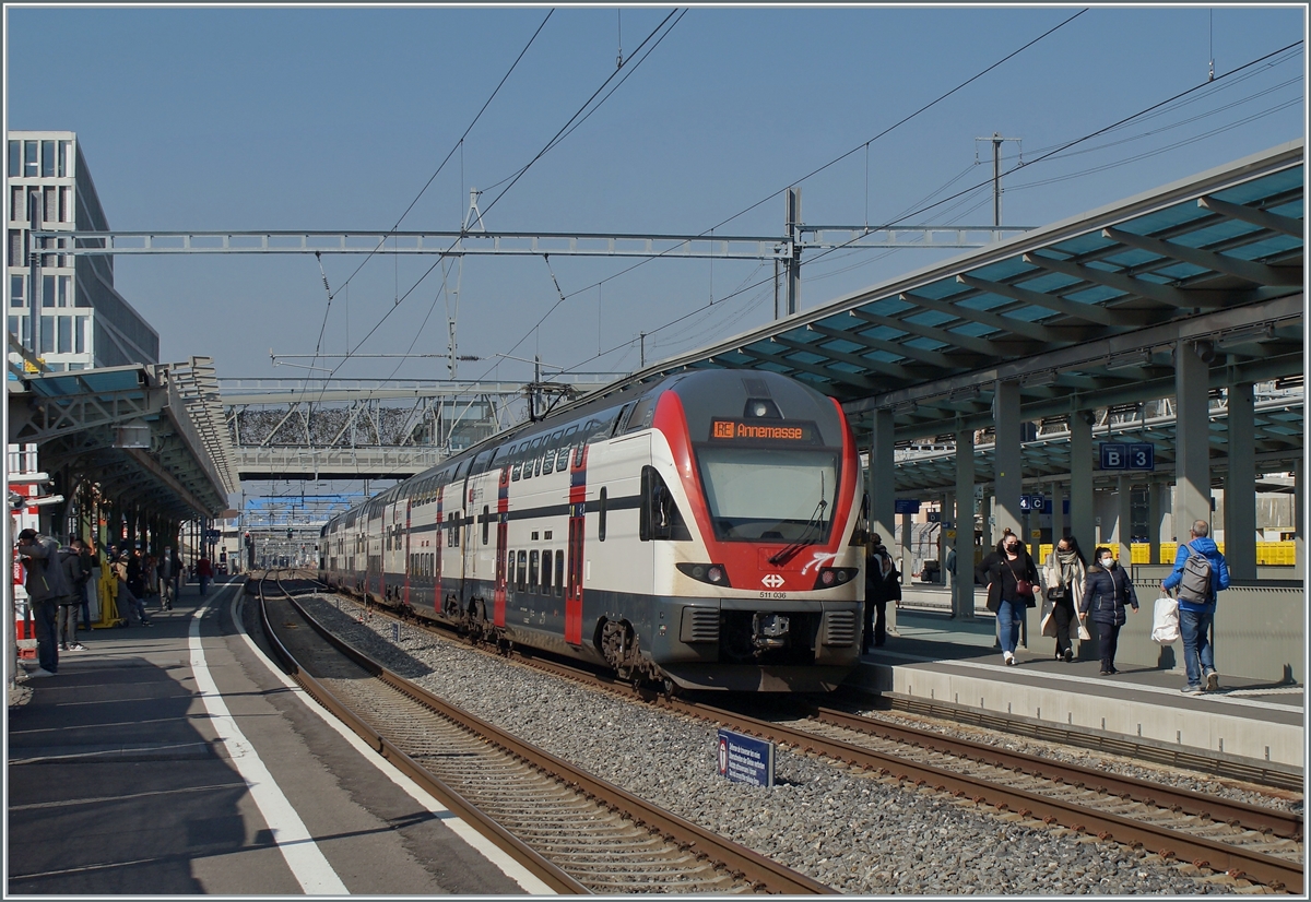 Erneut ist einige Jahre später im umgestalteten Bahnhof von Renens VD ein RE u sehen. nun verkehren KISS RABe 511 statt Re 4/4 /EW I Züge und dies im Halbstundentakt auf der Relatation Vevey/St-Maurice - Lausanne- Genève - Annemasse.

10. März 2021
