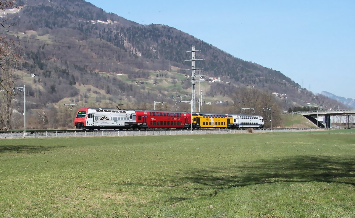 Ersatz fr NPZ 560(Modernisierung)ZVV Dosto Chur-Ziegelbrcke auf der Rheinbrcke bei Bad Ragaz.Der Zug hat brigens auf beiden Seiten jeweils eine andere Farbgebung.27.03.12 
