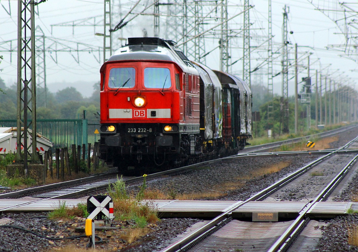 Ersatzlok: DB 233 232-8 mit dem EZ 47416 nach Esbjerg dieselt hier bei wenig freundlichem Regen durch Jübek. 27.07.2015