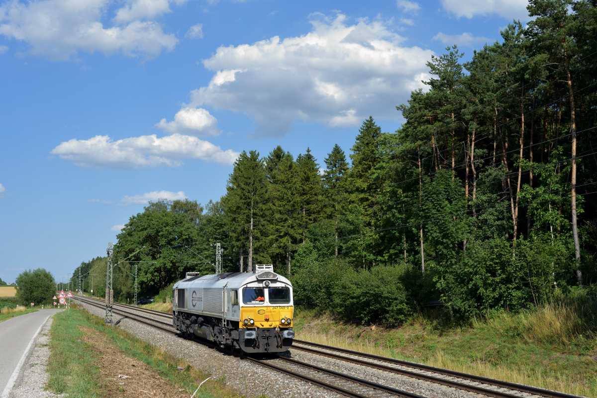 Erwartet habe ich um 17:29 Uhr des samstäglichen 22.07.17 einen Umleiter-Güterzug aus Salzburg nach München samt mitgeführter E-Lok. Es wurde aber nur eine Lz, welche 247 049-0 unternahm.