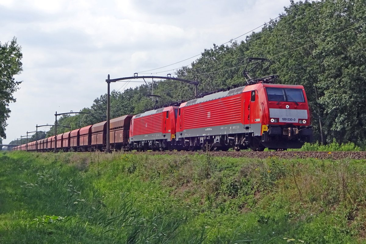 Erzbomber mit 189 030 durchfahrt am 4 Augustus 2019 Tilburg Oude Warande.