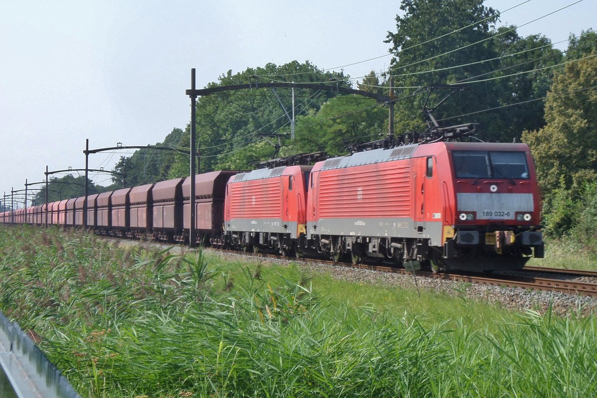 Erzbomber mit 189 032 passiert Dordrecht Zuid am 26 Augustus 2016.