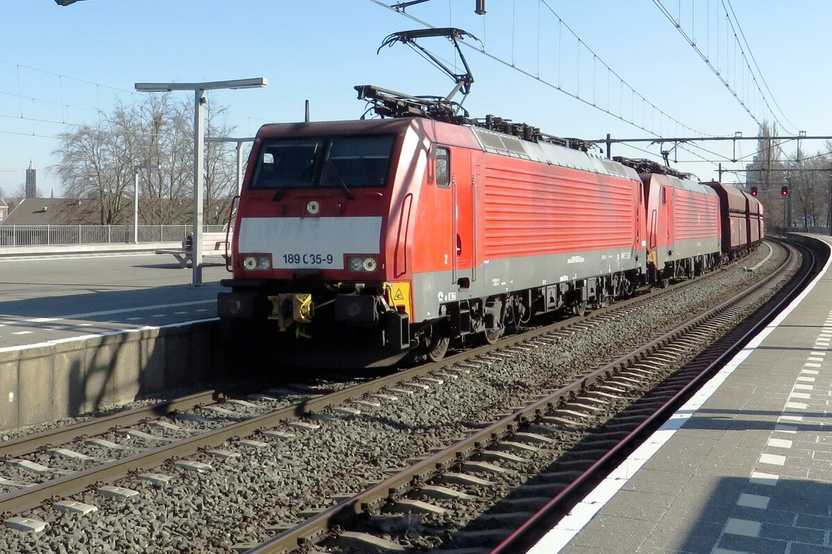 Erzbomber mit 189 035 dönnert am 4 März 2022 durch Blerick nach Kijfhoek.