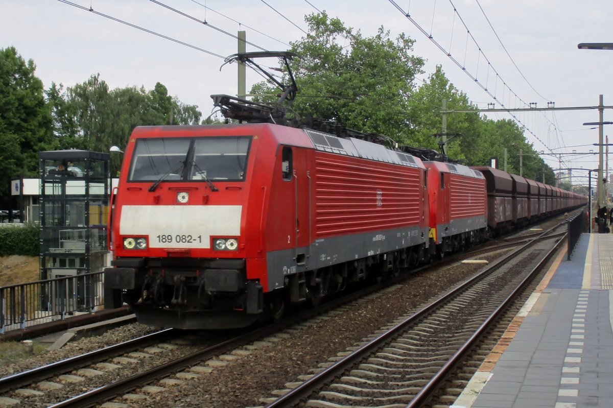 Erzbomber mit 189 082 dönnert durch Tilburg-Universiteit am 18 Juli 2018.