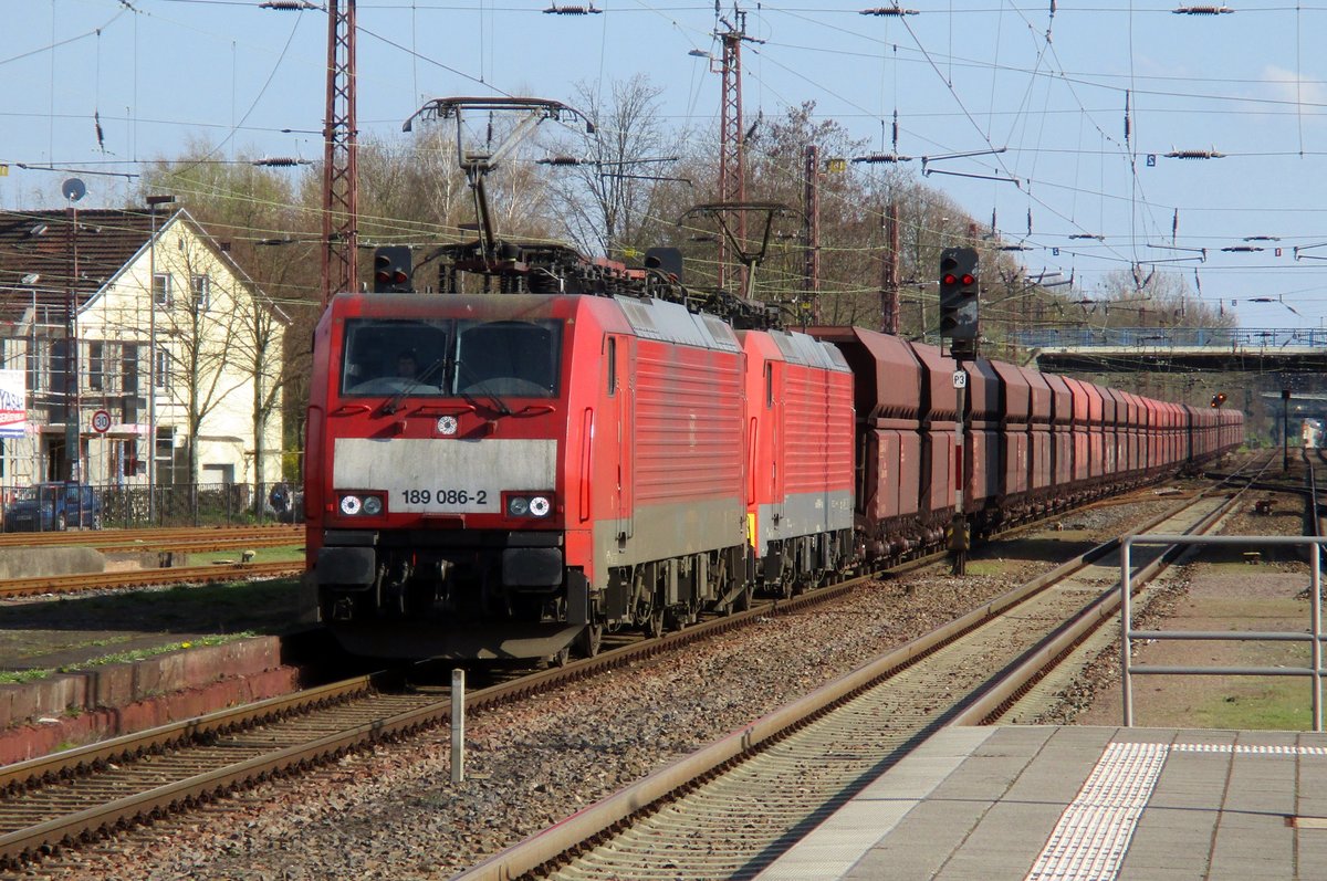 Erzbomber mit 189 086 treft am 27 Mrz 2017 in Dillingen ein.