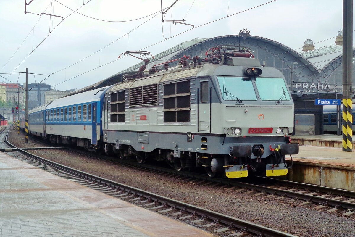ES 499 0001 steht am 16 Mai 2018 in Praha hl.n. und mit dieser Lok fang eine neue ära für die CSD an. Von 1974 wurden zwanzig Stück von dieser Zweisystemloks geliefert. Aus der ES 499 entstant später eine Gleichstromversion E 499.2 (heute 150/151). Diese Reihe wurde zum Basis für die neue Generation von Skoda-Elloks für die CSD (heutige Reihen 162, 163, 362 und 363) und für die reihe 263 und DR BR 230, später 180. Heute sind alle ES 499.0 als Baureihe 350 in Slowakei geblieben; alle E 499.2 blieben dagegen in die Tschechei nach der Trennung von Tschecho-Slowakei am 1. Januar 1993.