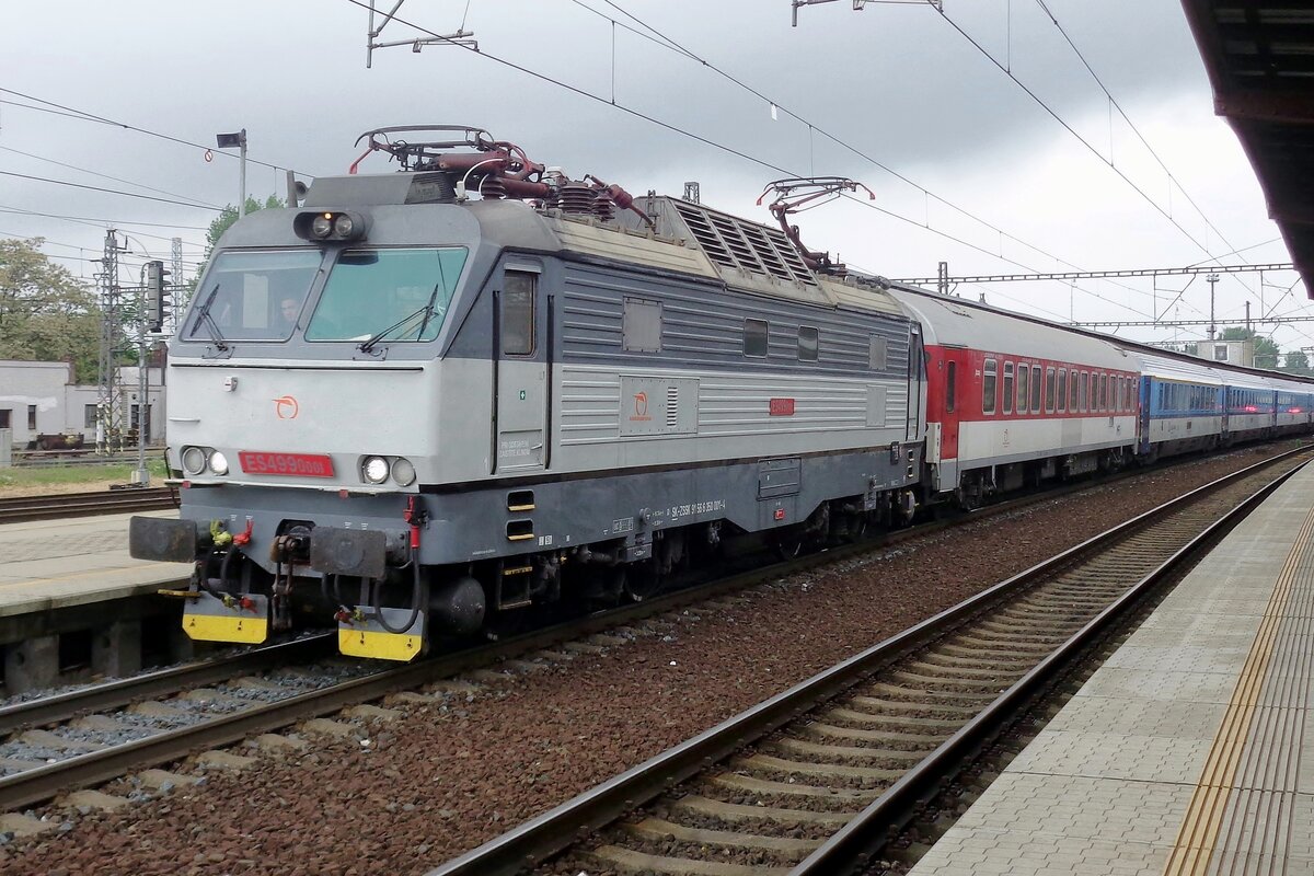 ES 499 1001 treft am 15 Mai 2015 in Kolín ein mit ein EuroCity Bratislava-Prag.