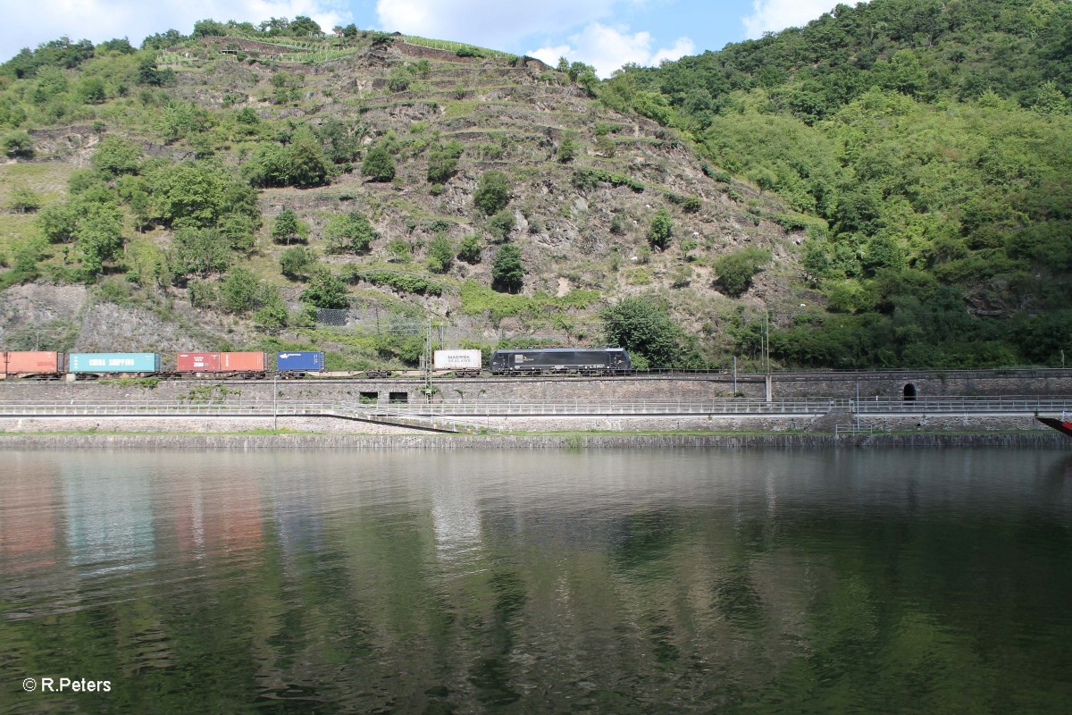 ES 63 F4 - 287 zieht bei St. Goarshausen ein Wechselpritschenzug und erreicht gleich den Loreley Tunnel. 16.07.14