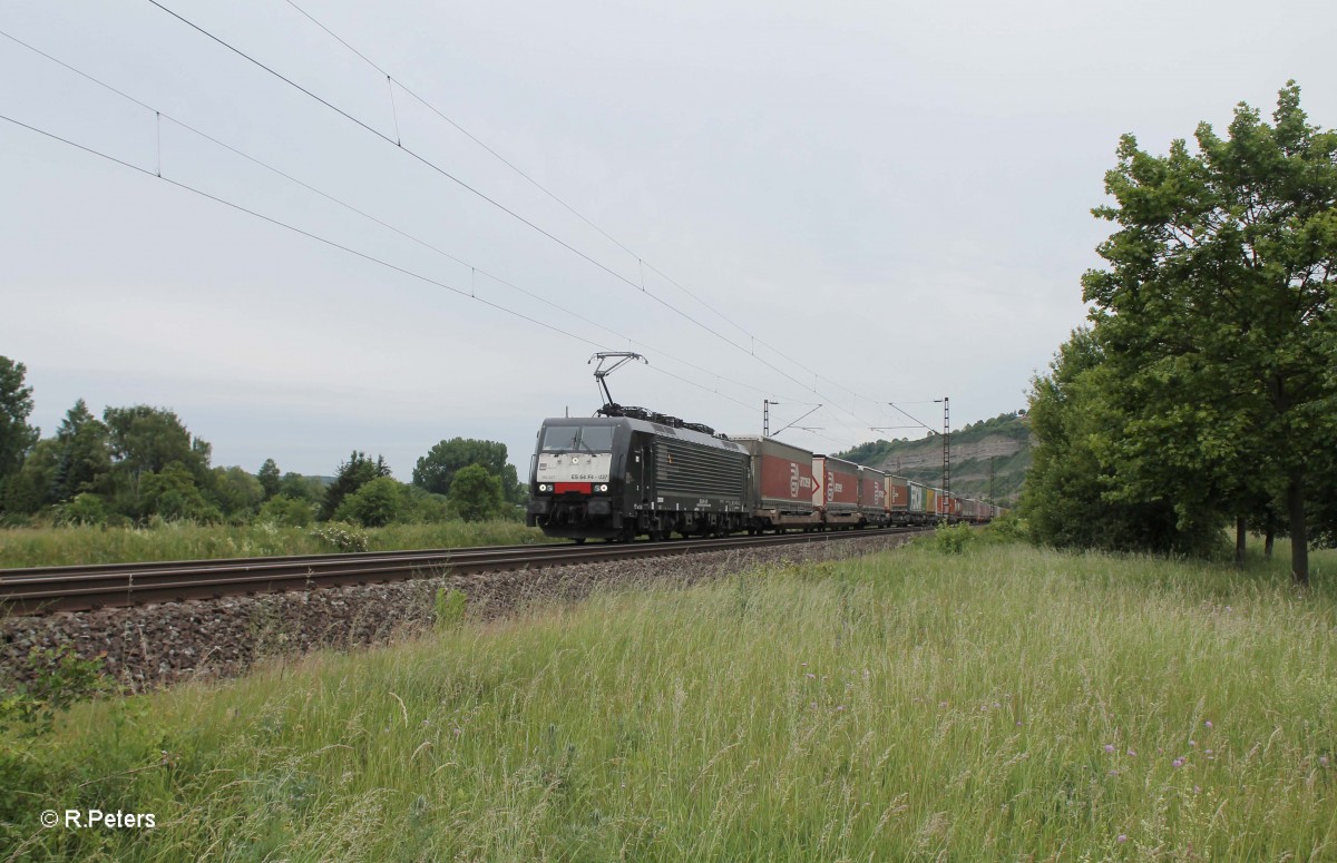 ES 64 F4 037 zieht bei Thüngersheim ein Arcese Wechselpritschenzug. 02.06.15