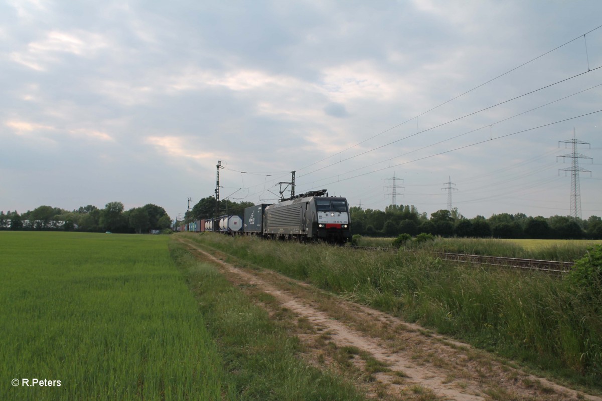 ES 64 F4 090 zieht bei der Netztrennstelle Bischofsheim einen Wechselpritschenzug. 22.05.15