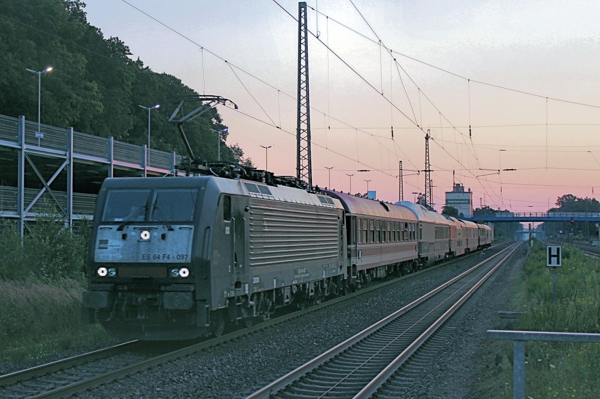 ES 64 F4-097 mit einen Sonderzug von Hamburg nach Amsterdam zur  Sail . Aufgenommen am 22.08.2015 um 6:29 in Tostedt.