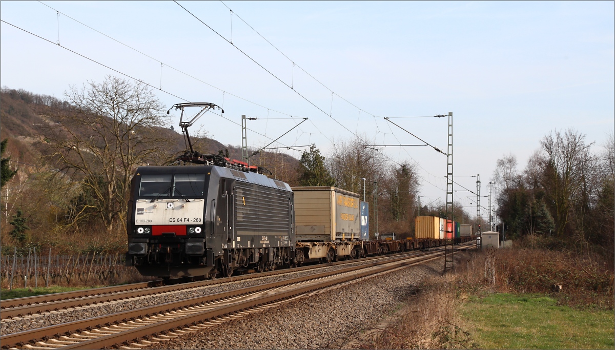 ES 64 F4-280 mit Containerzug in Richtung Norden am 14.03.17 in Leutesdorf