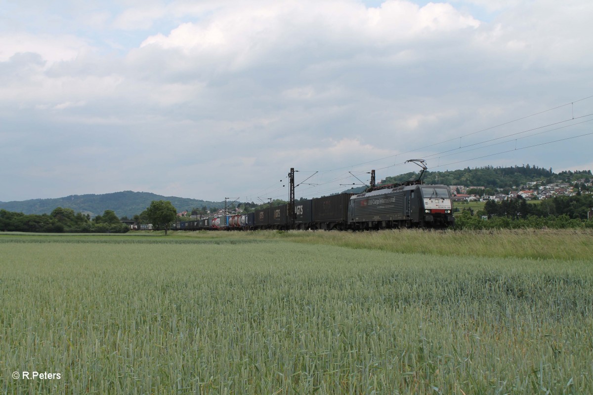 ES 64 F4 282 zieht bei Weinheim (Bergstrasse) einen Wechselpritschenzug gen Süden. 28.05.15