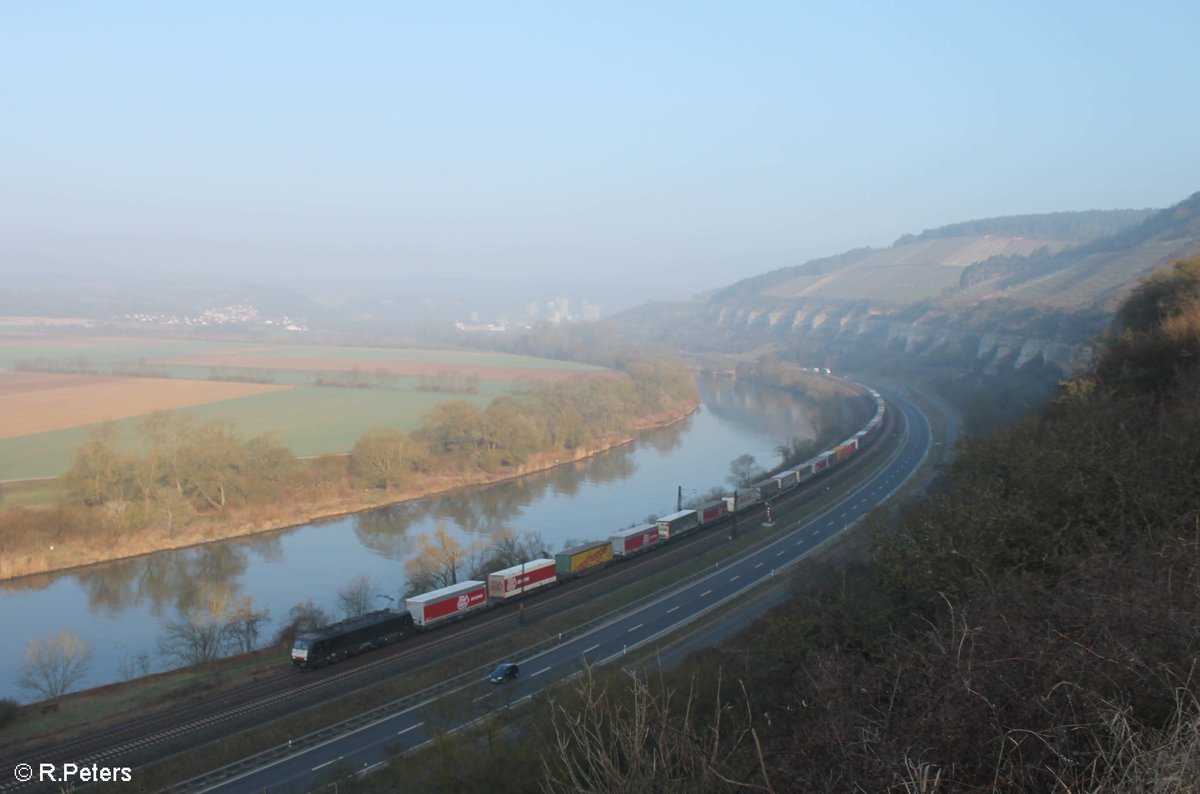 ES 64 F4 286 zieht mit einem Wechselpritschen Arcese zwischen Karlstadt und Himmelstadt durchs Maintal. 16.03.17