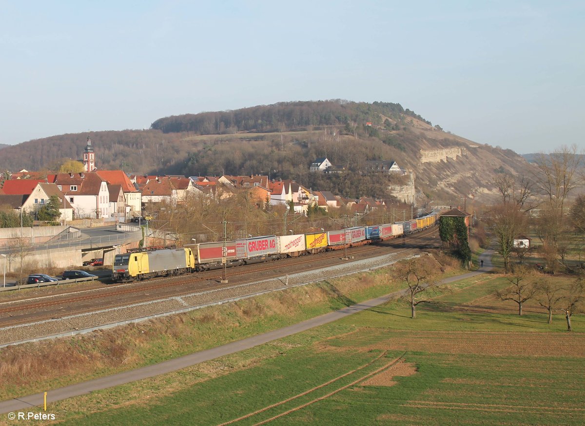 ES 64 F4 930 RT zieht einen Wechselpritschenzug durch Retzbach-Zellingen. 16.03.17