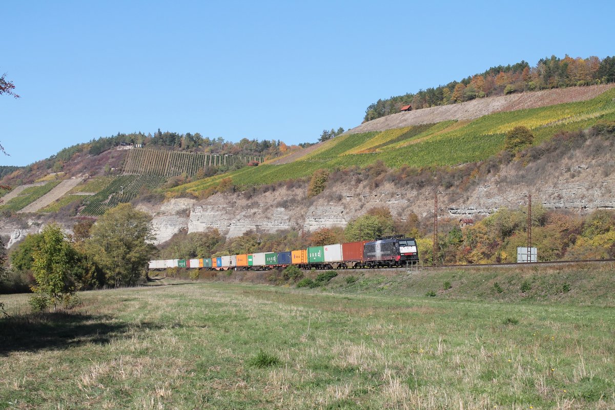 ES 64 F4 997  Wir bringen die Kraft von 8.500 Pfernden auf die Schiene  zieht den DGS 59907 Hamburg Waltershof Dragenau - München Laim Rbf Containerzug bei Himmelstadt 13.10.18