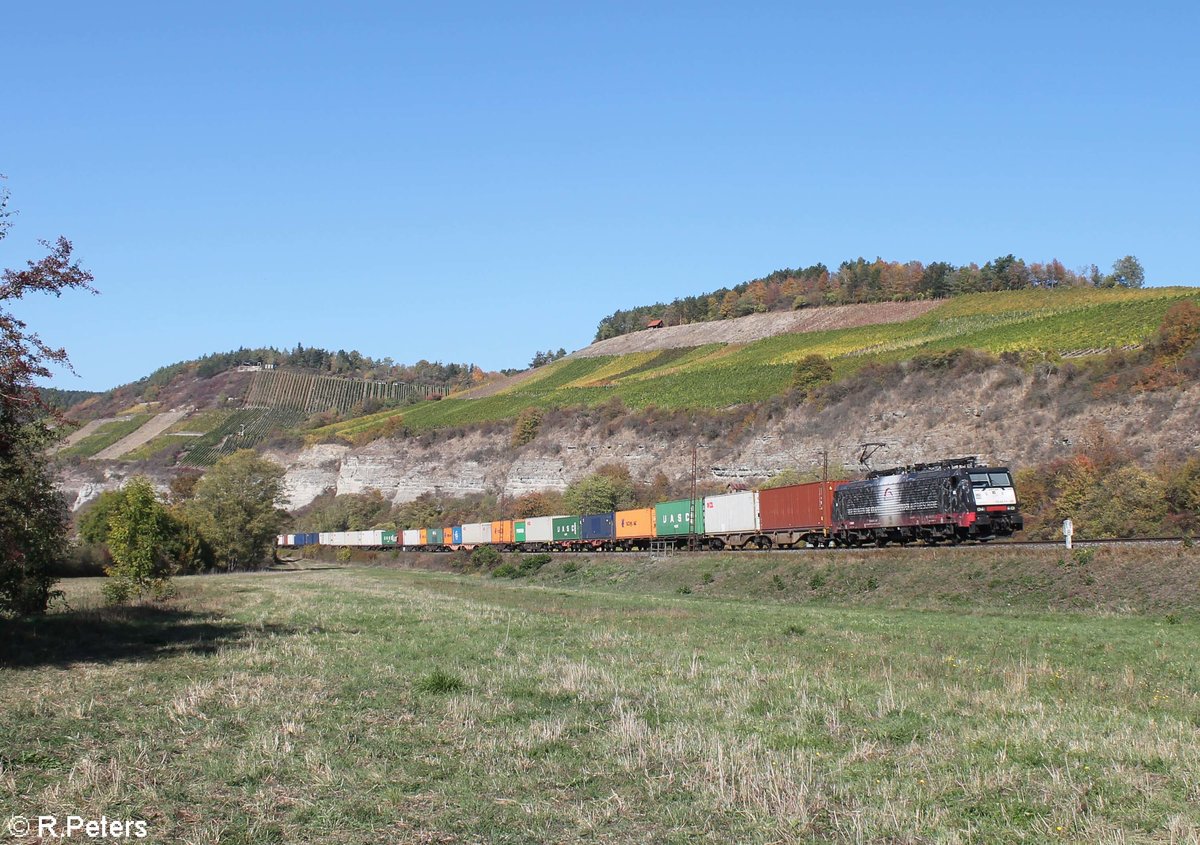 ES 64 F4 997  Wir bringen die Kraft von 8.500 Pfernden auf die Schiene  zieht den DGS 59907 Hamburg Waltershof Dragenau - München Laim Rbf Containerzug bei Himmelstadt 13.10.18