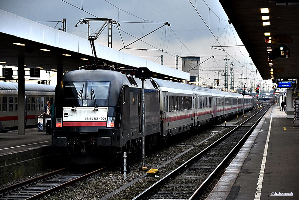 ES 64 U2-001 stand mit IC 1073,im bf hh-altona