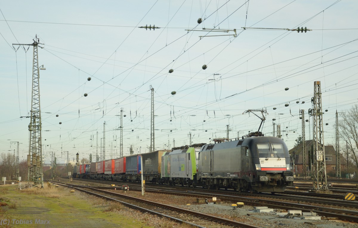ES 64 U2-005 und 486 508-5 mit einem Güterzug bei der Einfahrt in Darmstadt Hbf am 06.02.2016.