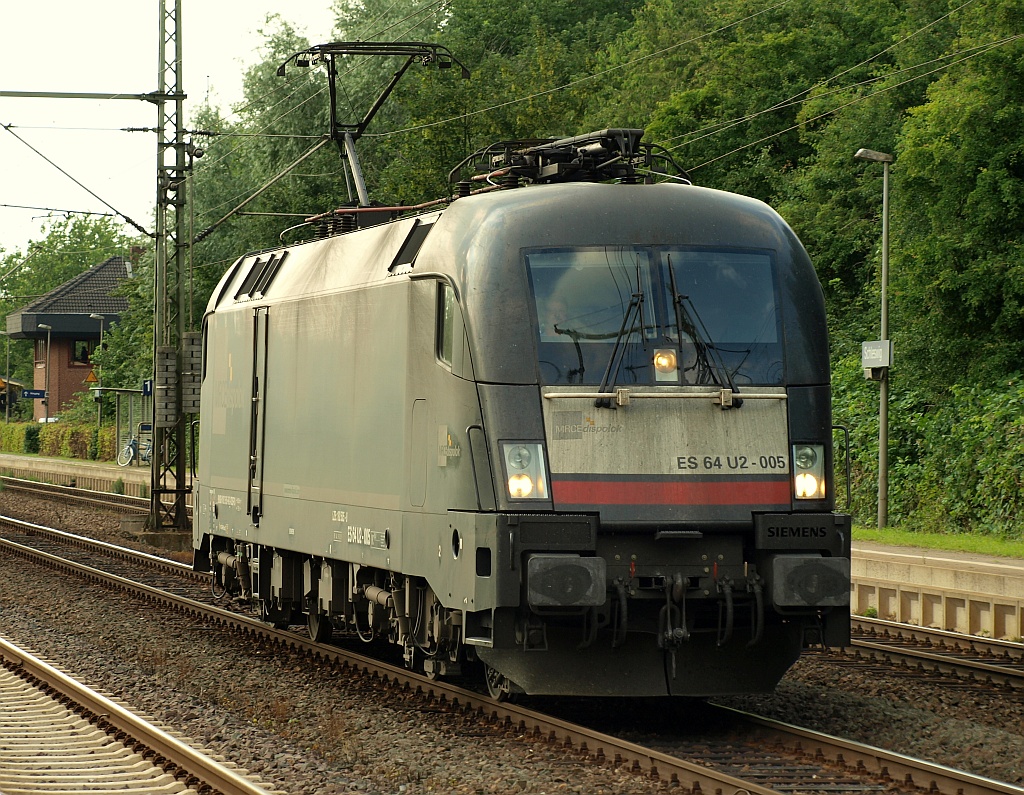 ES 64 U2-005/182 505-8 durchfährt hier langsam den Bhf von Schleswig. 10.07.2011