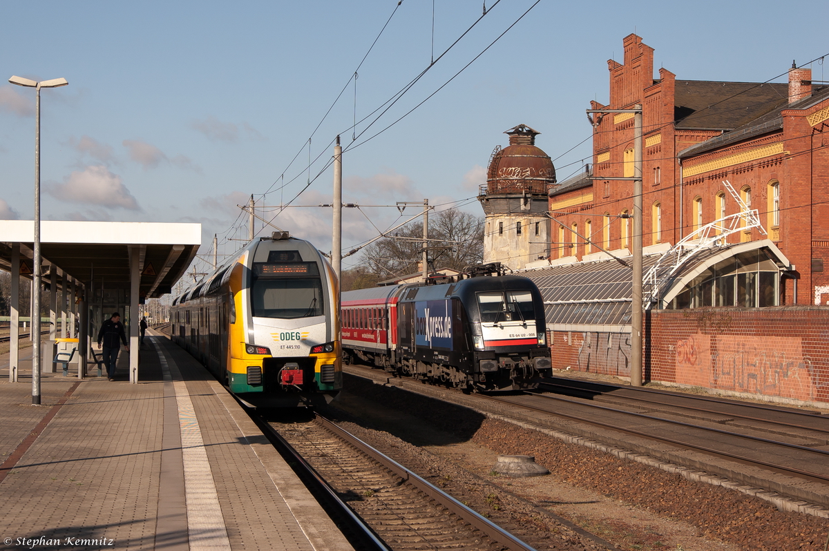 ES 64 U2 - 008 (182 508-2) MRCE Dispolok GmbH für DB Regio AG mit dem IRE  Berlin-Hamburg-Express  (IRE 18093) von Hamburg Hbf nach Berlin Ostbahnhof in Rathenow. 18.04.2015