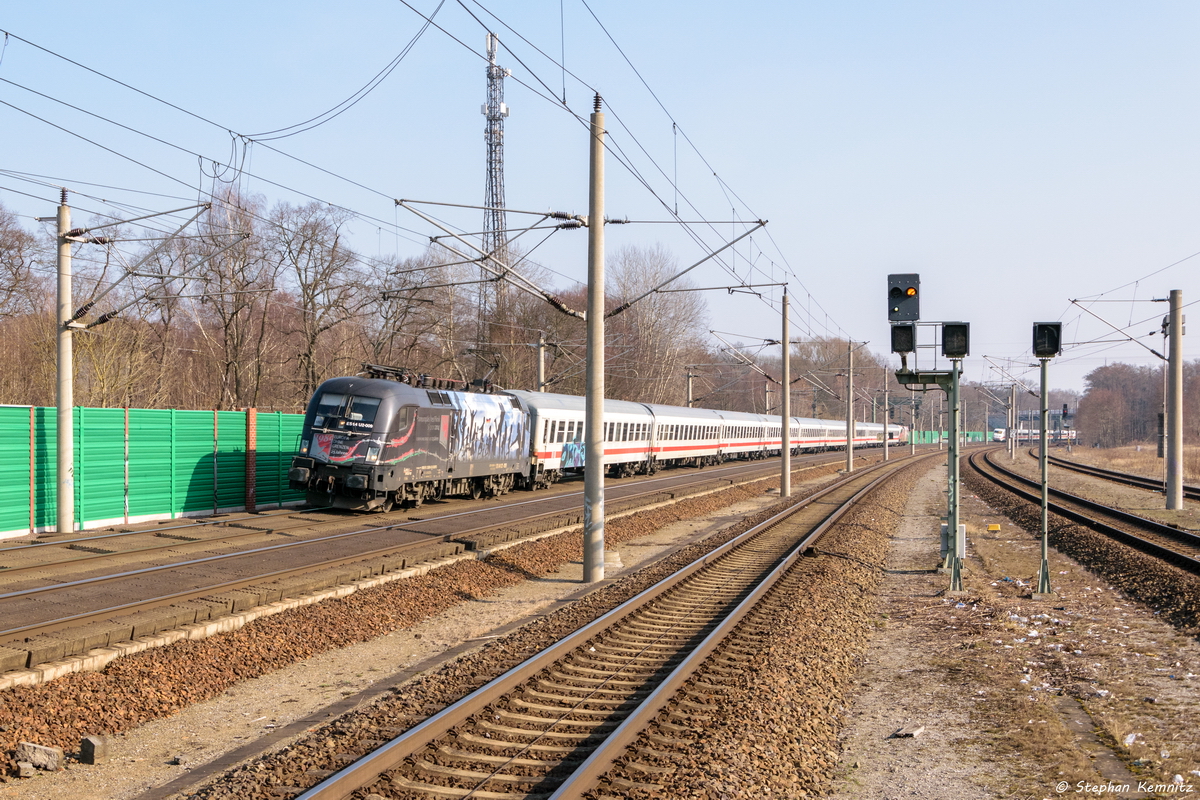 ES 64 U2 - 009  Europa ohne Grenzen  (182 509-0) MRCE Dispolok GmbH für DB Fernverkehr AG mit dem IC 1991 (Berlin Ostbahnhof - Frankfurt(Main)Hbf) bei der Durchfahrt in Rathenow. Am Zugende hing die 182 521-5. 28.02.2016