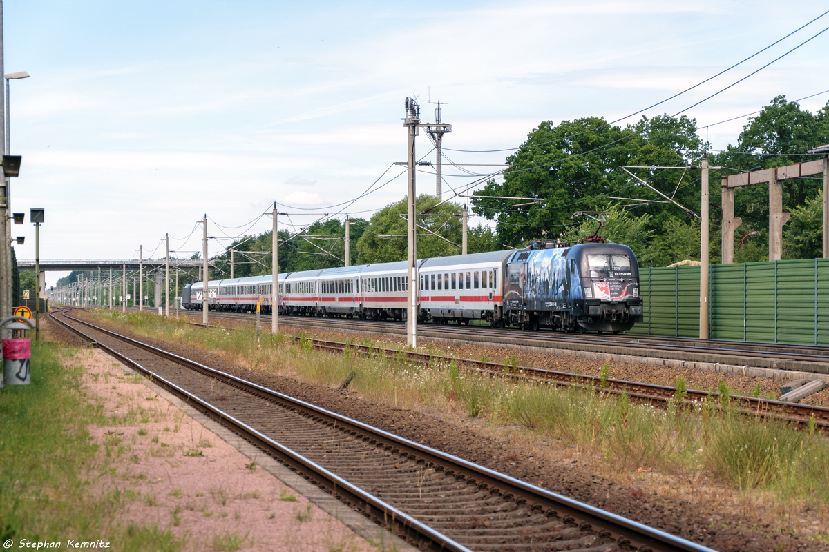 ES 64 U2 - 009  Europa ohne Grenzen  (182 509-0) MRCE Dispolok GmbH für DB Fernverkehr AG mit dem IC 1991 (Berlin Ostbahnhof - Frankfurt(Main)Hbf) bei der Durchfahrt in Großwudicke. Vorne zog die 182 526-4. 10.07.2016