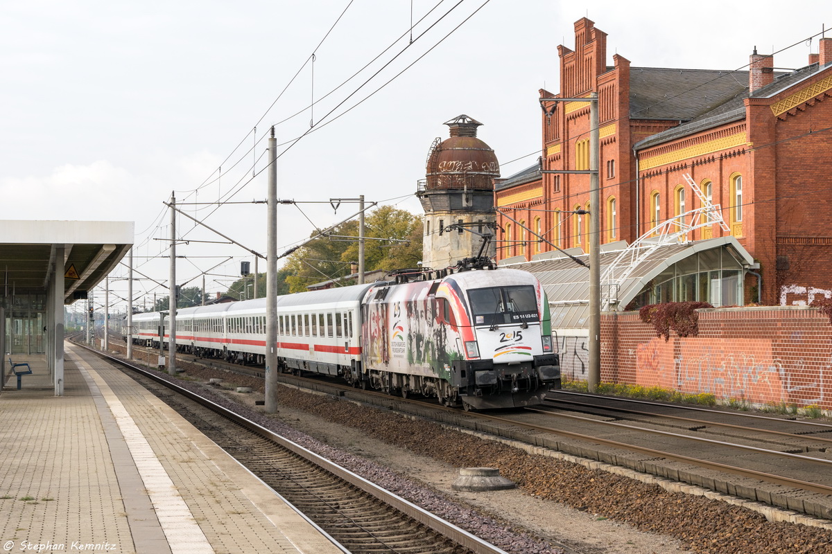 ES 64 U2 - 021  Deutsch Ungarisches Freundschaftsjahr  (182 521-5) MRCE Dispolok GmbH für DB Fernverkehr AG mit dem IC 1991 (Berlin Südkreuz-Frankfurt(Main)Hbf), bei der Durchfahrt in Rathenow. Vorne zog die 182 507-4. 18.10.2015