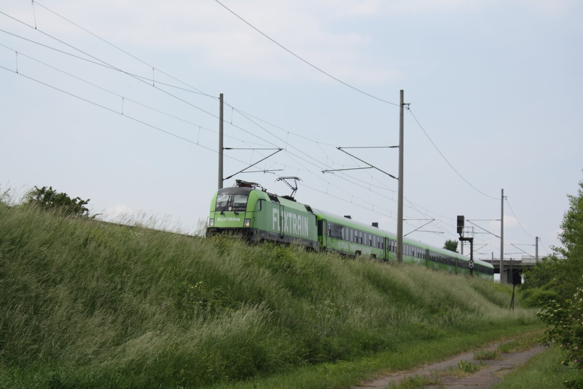 ES 64 U2 - 021 von Flixtrain unterwegs nach Berlin am 9.6.21