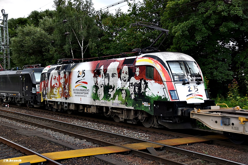 ES 64 U2-021 fuhr als zuglok,vor einer siemens-vectron der MRCE,durch hh-harburg,05.08.16