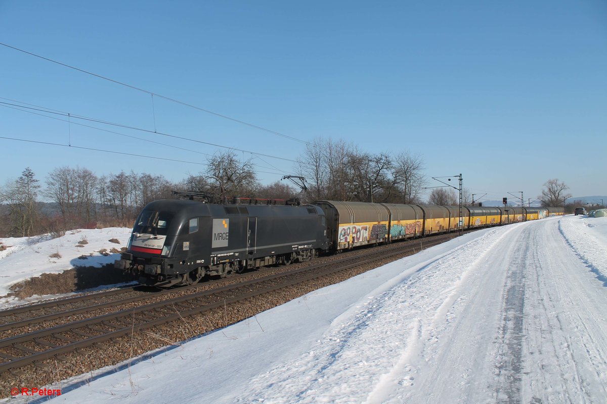 ES 64 U2 - 022 zieht bei Pölling einen ARS Altmann Autotransportzug BMW aus Regensburg. 26.01.17