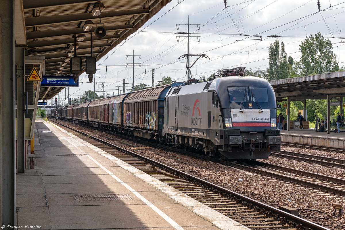 ES 64 U2 - 029 (182 529-8) MRCE Dispolok GmbH für TXL - TX Logistik AG mit einem gemischten Güterzug aus Schiebewandwagen und Taschenwagen bestehend in Berlin-Schönefeld Flughafen und fuhr weiter Richtung Grünauer Kreuz. 13.07.2017 