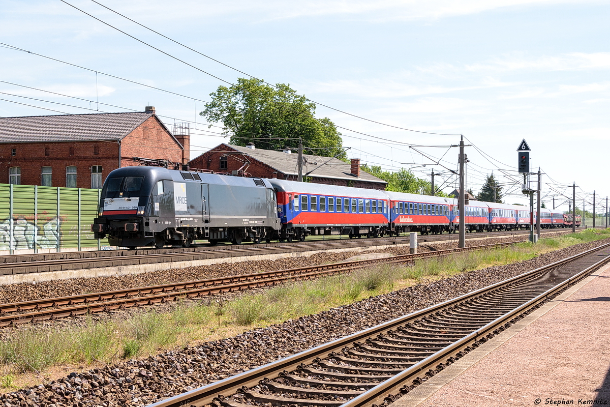 ES 64 U2 - 030 (182 530-6) MRCE Dispolok GmbH mit einer BTE AutoReiseZug Garnitur in Großwudicke und fuhr weiter in Richtung Stendal. 28.05.2017