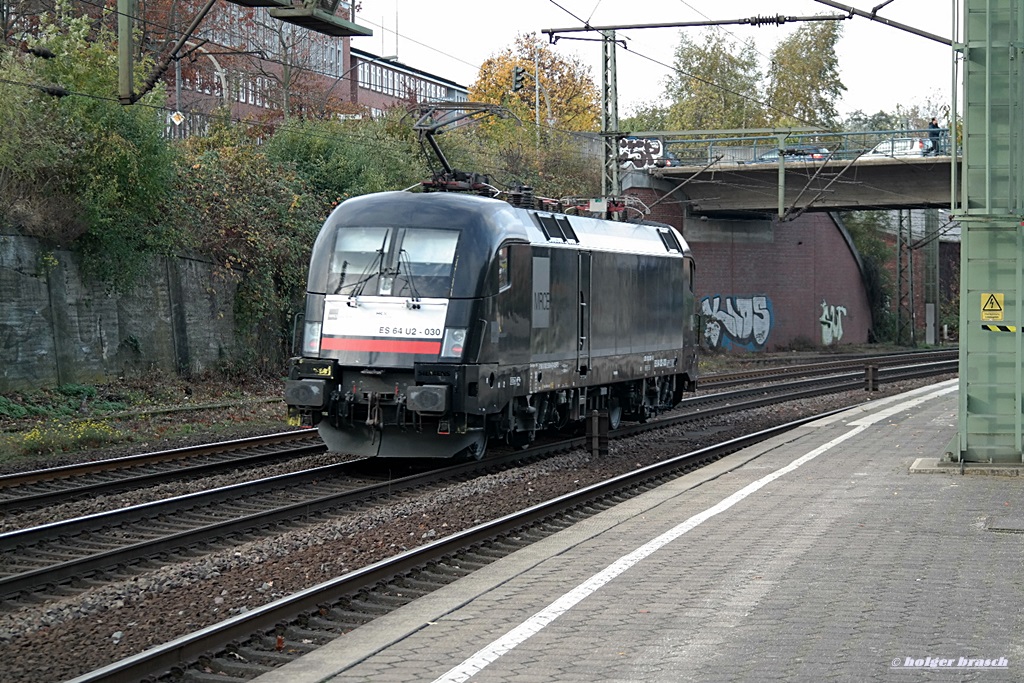 ES 64 U2-030 der MRCE fuhr lz am 26.10.13 durch hh-harburg