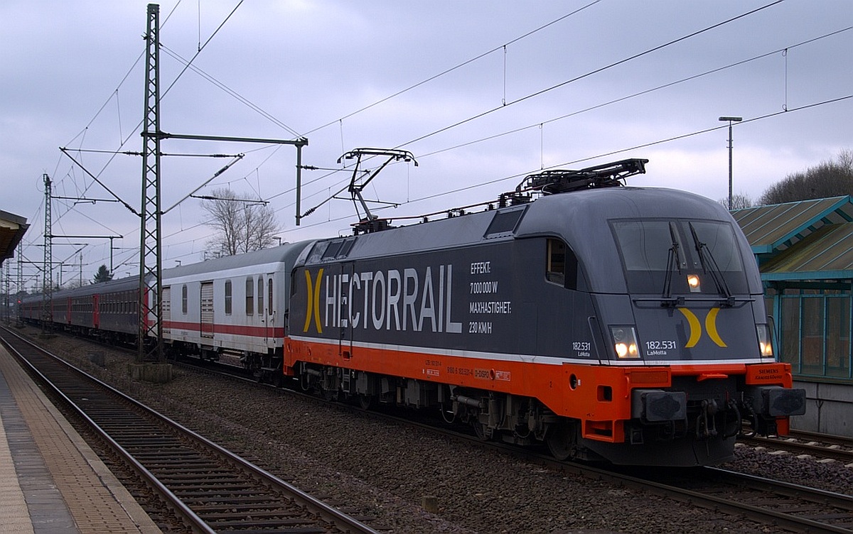 ES 64 U2-031/182 531-4  LaMotta  steht hier in Schleswig mit einem Wagenpark Bt-c Waggons der DSB und einem ehemaligen DB Gepäckwagen als Sonderzug. 16.01.11