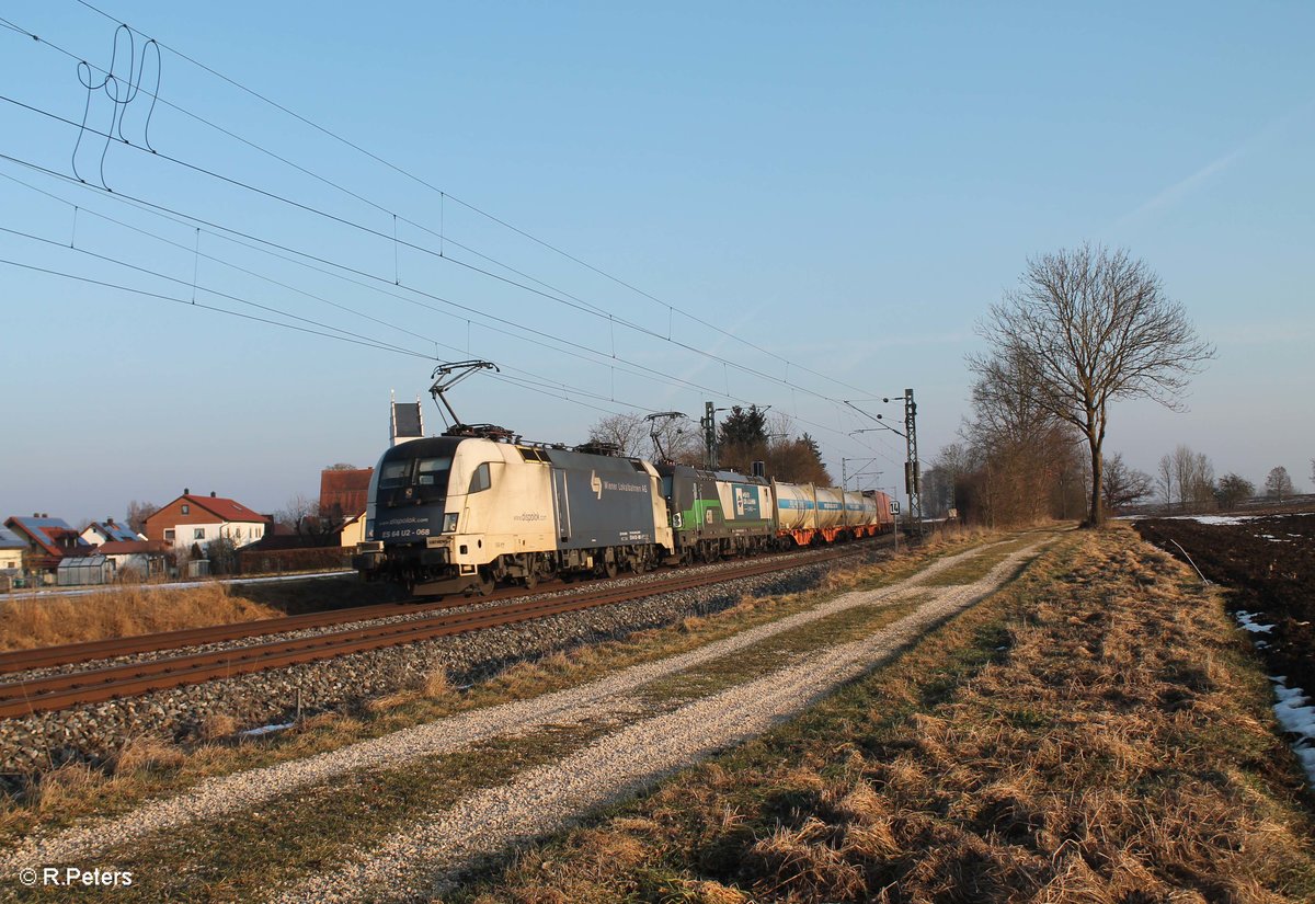 ES 64 U2 068 und ein Vectron ziehen einen Wechselpritschenzug bei Moosham. 11.02.17