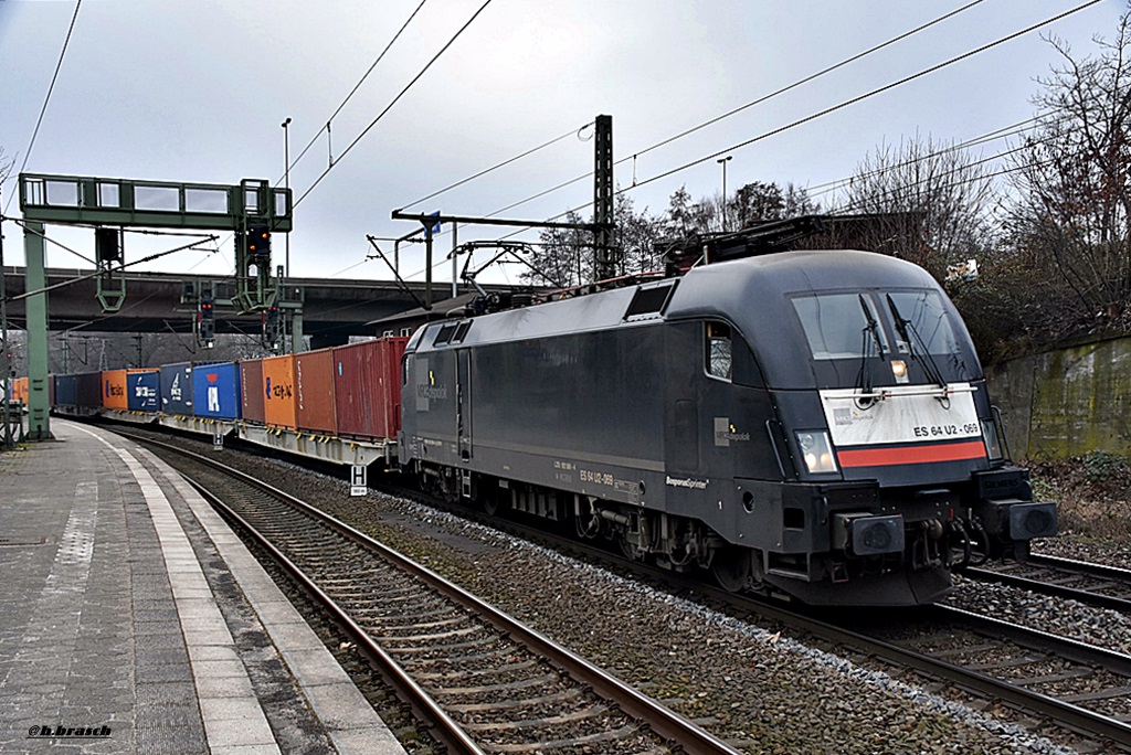 ES 64 U2-069 zog einen kastenzug durch hh-harburg,12.02.16