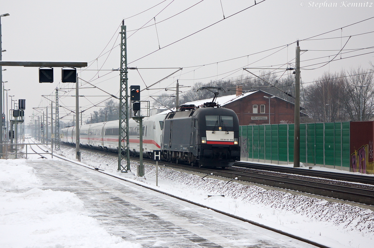 ES 64 U2 - 070 (182 570-2) MRCE Dispolok GmbH für DB Fernverkehr AG mit einem defekten ICE 2 402 038-4  Saarbrücken , bei der langsamen Durchfahrt in Rathenow. Sie schleppte den ICE nach Berlin zurück. 27.01.2014