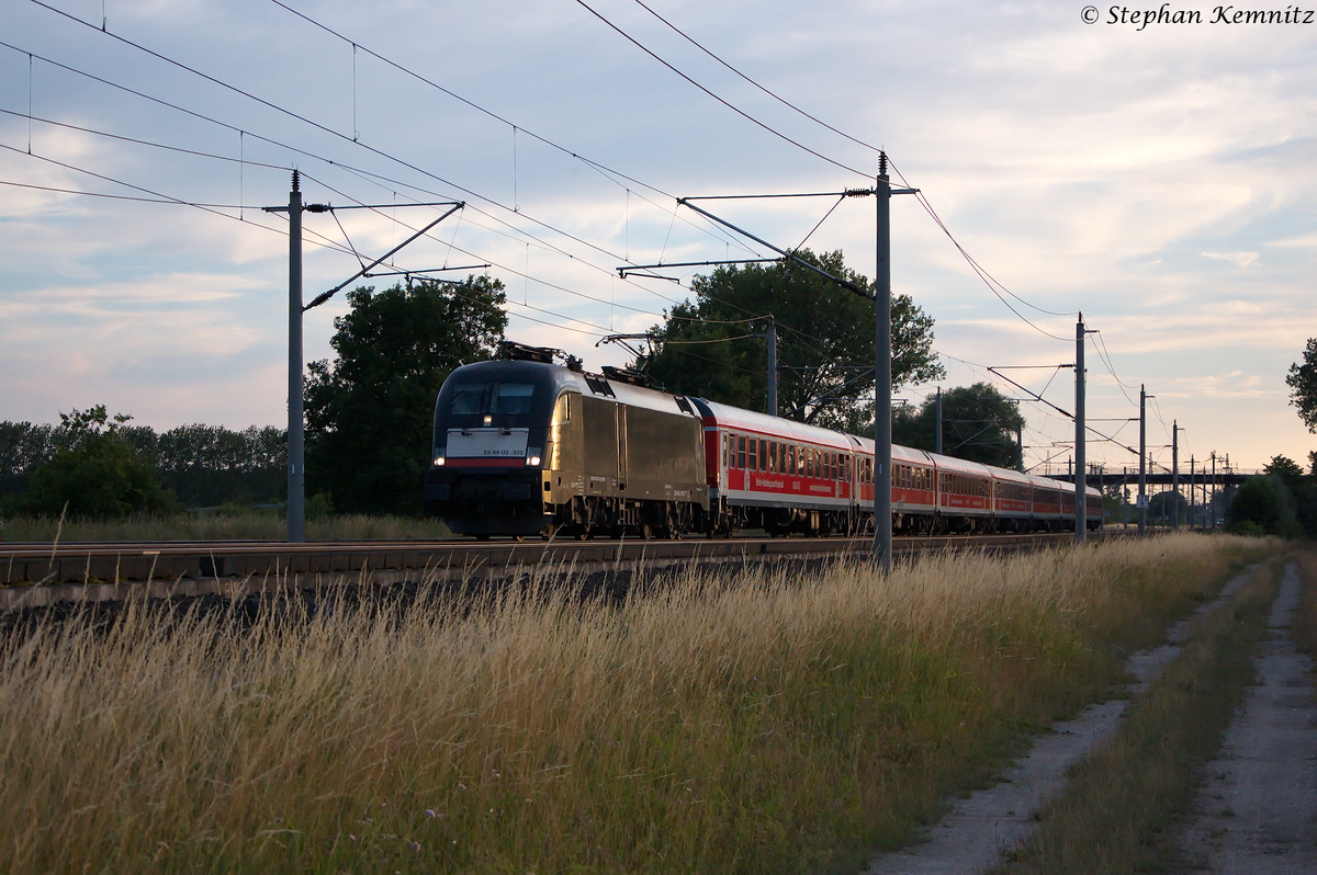 ES 64 U2 - 070 (182 570-2) MRCE Dispolok GmbH für DB Regio AG mit dem IRE  Berlin-Hamburg-Express  (IRE 18599) von Hamburg Hbf nach Berlin Ostbahnhof, bei Rathenow. 06.07.2014 