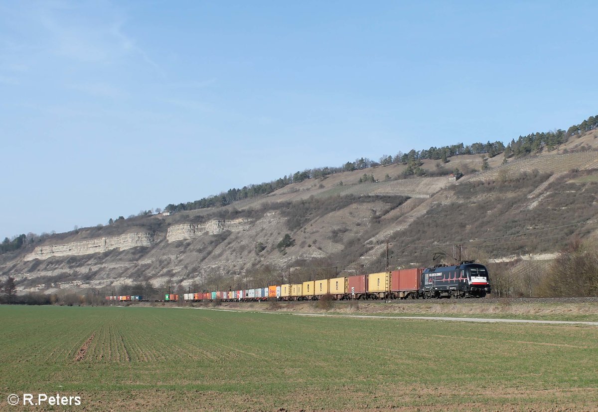 ES 64 U2 070  We Love to Coennect  zieht ein Containerzug bei Thüngersheim. 16.03.17