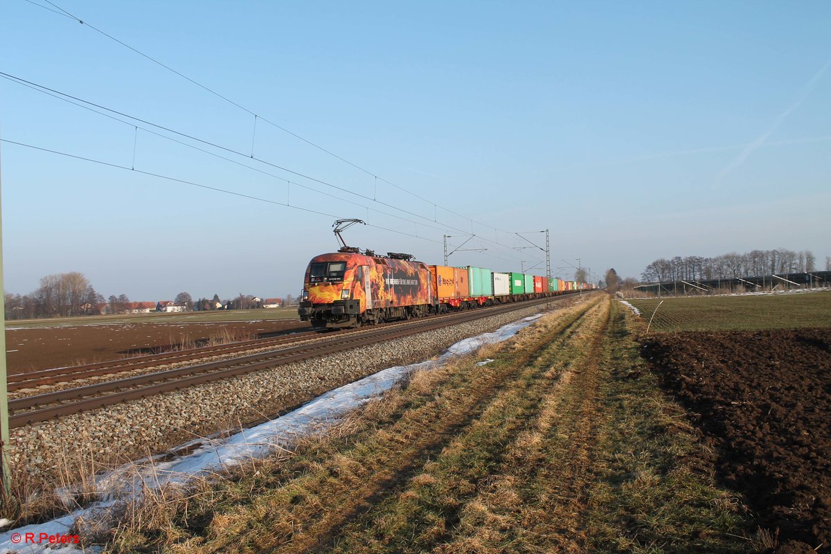 ES 64 U2 072 zieht einen Containerzug via Linz - Passau - Regensburg gen Norden bei Moosham. 11.02.17