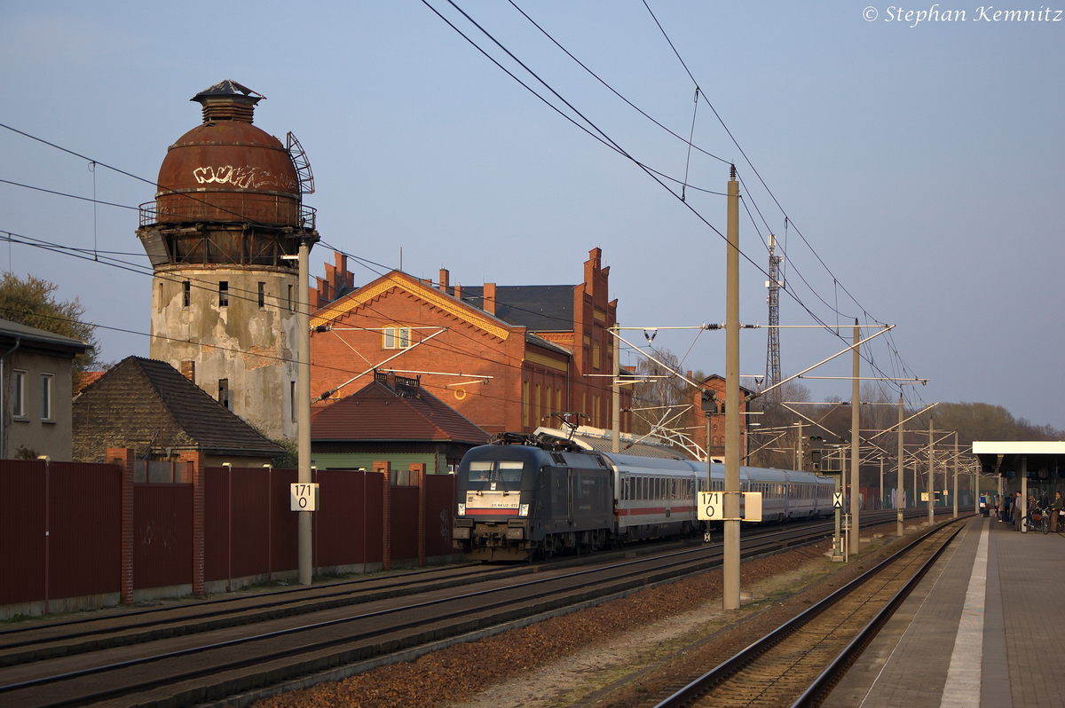 ES 64 U2 - 073 (182 573-6) MRCE Dispolok GmbH für DB Fernverkehr AG mit dem EC 248  Wawel  von Wroclaw Glowny nach Hamburg-Altona in Rathenow. 30.03.2014