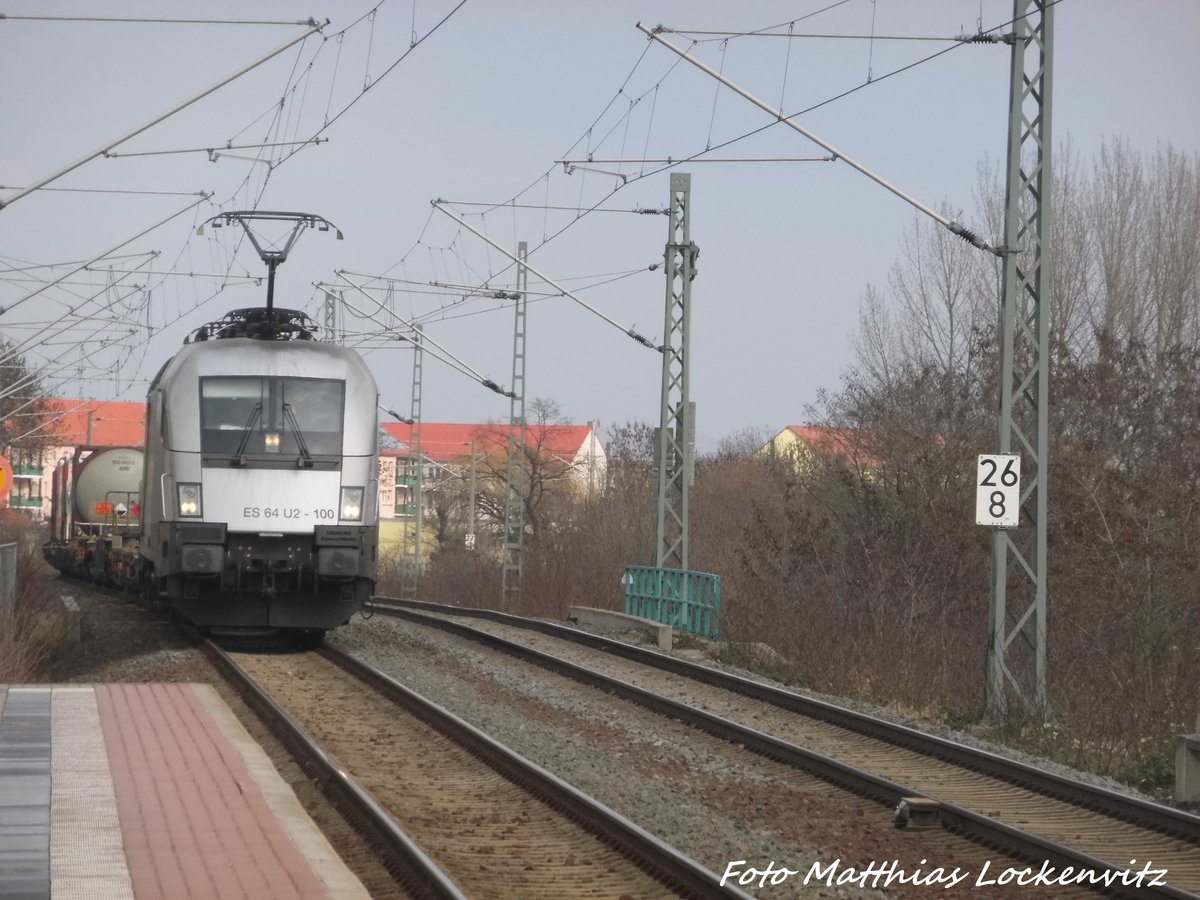 ES 64 U2 - 100 mit einem Gterzug beim durchfahren des Bahnhofs Delitzsch ob Bf am 3.3.16
