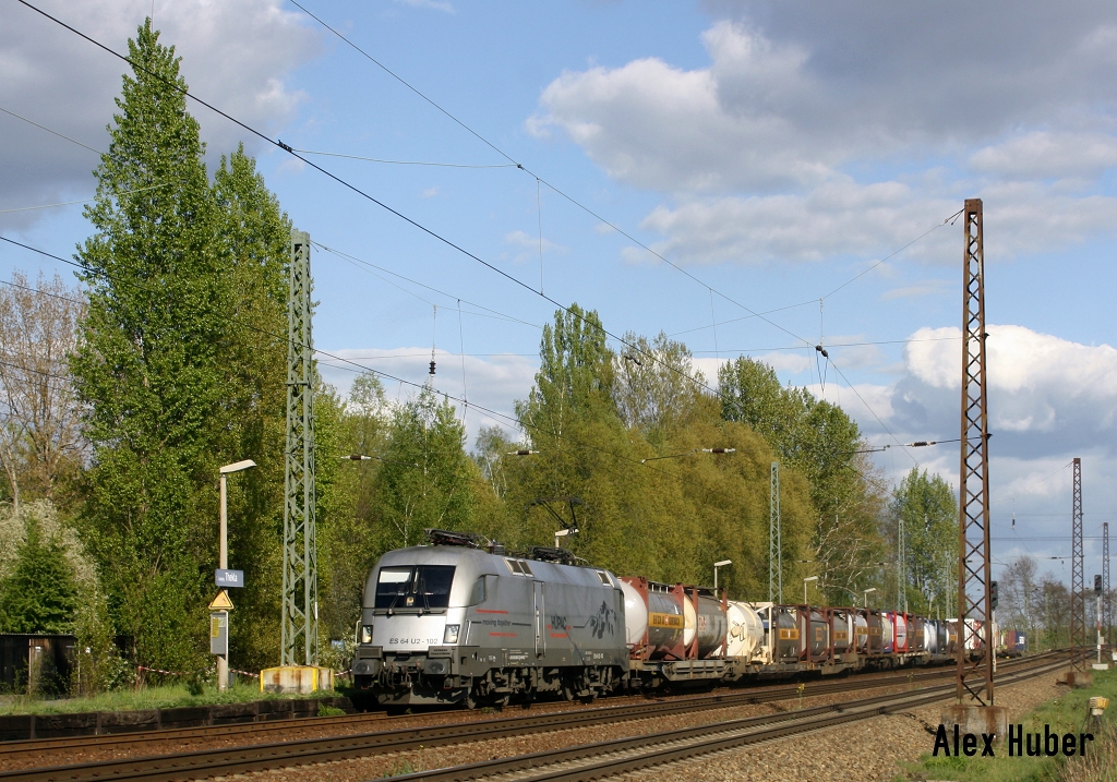 ES 64 U2-102 mit KLV am 17.04.14 im Bahnhof Leipzig-Thekla ri Mockau.