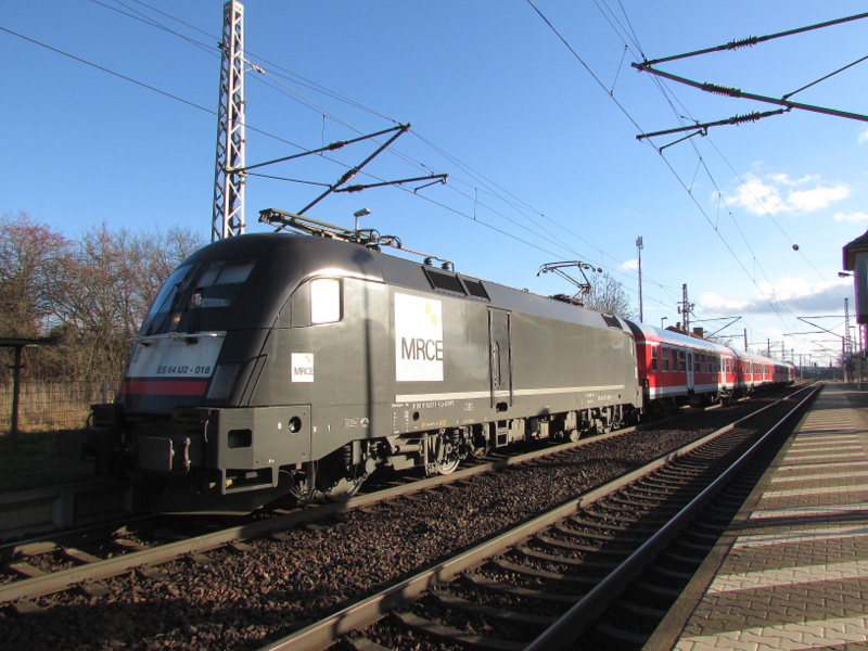 ES 64/U2-018 mit ihrem Personenzug im Bahnhof Fr�ttst�dt am 7.Jan.2014