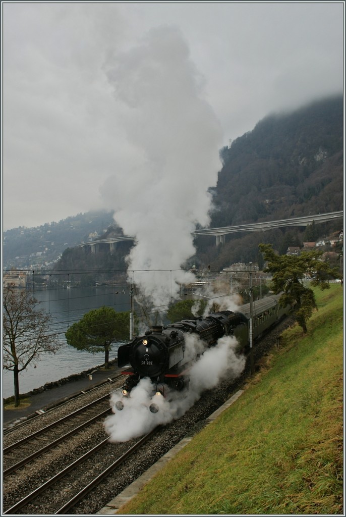 Es dampft, es raucht - die Fahrt geht weiter...
Dei Pacific 01 202 kurz vor Villeneuve
18. Jan. 2014