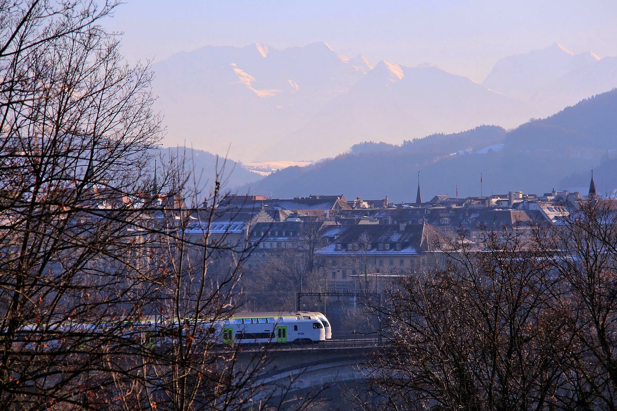 Es ist erstaunlich, was man mit einem Zoom vom Bierhübeli in Bern alles aufs Bild bekommt. Die ganze Pracht der Blümlisalp, und BLS MUTZ; man reibt sich die Augen, ob man eigentlich doppelt sieht. 5.Dezember 2017 