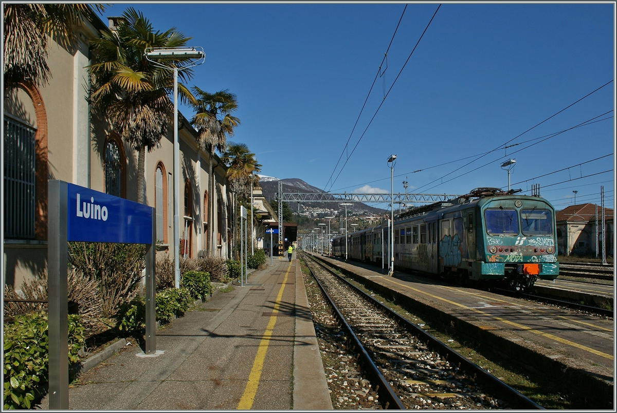 Es gibt doch noch  Paradiese  auf dieser Welt: Palmen, Sonne und eine Bevölkerung, die sich aktiv an der Gestaltung der Bahn beteiligt.
ALe 582 016 in Luino am 19. März 2013