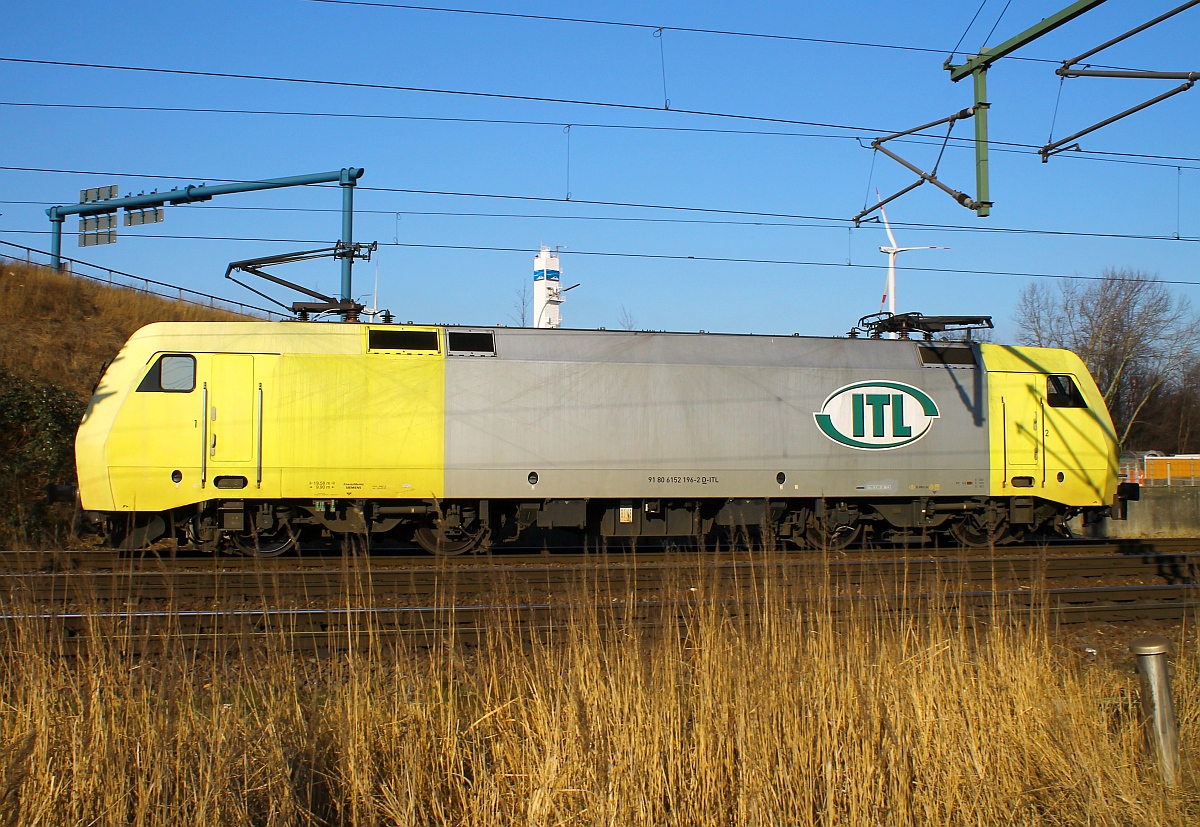 Es gibt nur zwei gelbe 152er...die ITL 152 196-2 ist eine davon, hier hält sie bei bestem Wetter in HH-Waltershof direkt vor den Fotografen. 06.02.2015