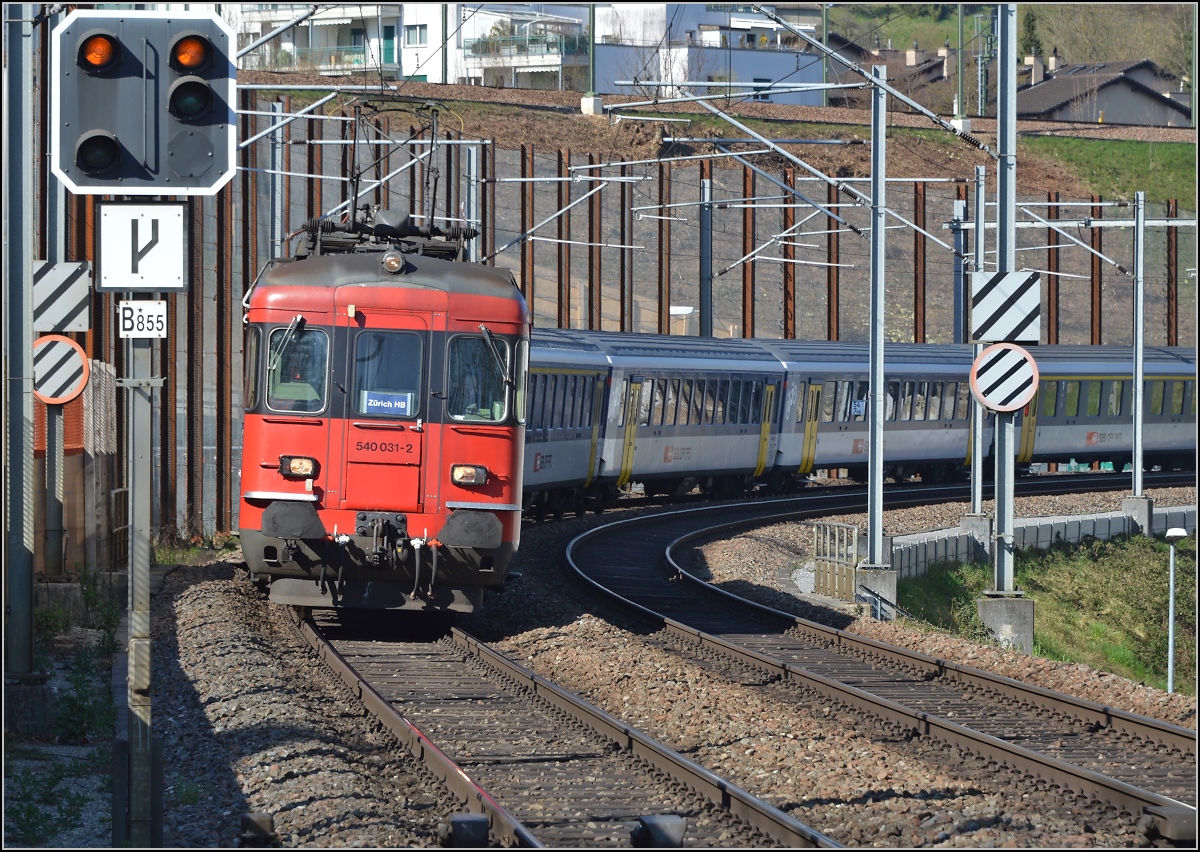 Es gibt sie doch noch, die Dispopendel mit den zwei  RBe 540-Triebköpfen . Bahntal zwischen Schaffhausen und Neuhausen, im März 2014.
